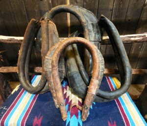 DISTRESSED HORSE COLLAR